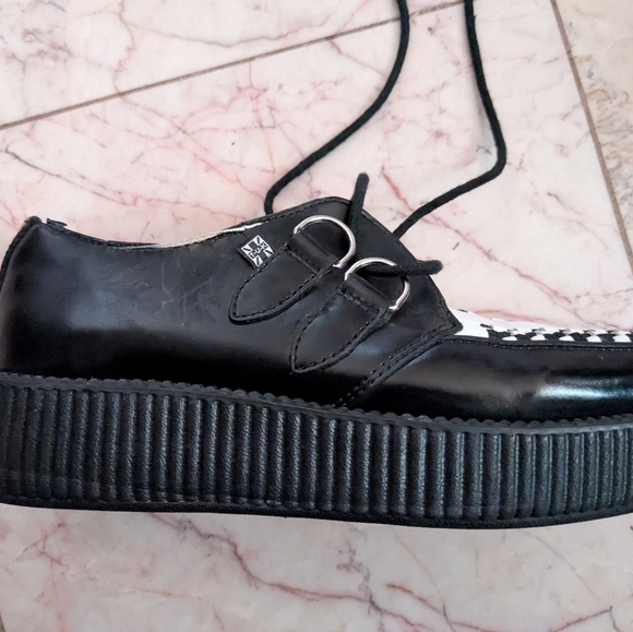 Shoes - Picture 6 of 7